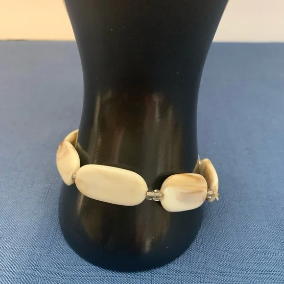 2/$13 Shell bracelet - Picture 4 of 6
